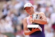 Iga Swiatek with the 2024 French Open trophy.